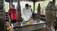 dr. Aulia Rahman Basri menaburkan bunga di makam Drs. H. Syaukani HR di Pemakaman Keluarga Kelurahan Sukarame, Tenggarong.